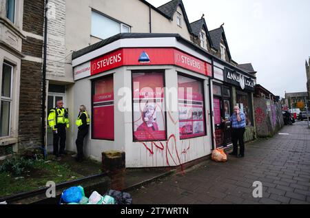 Das Wahlkreisbüro des Labour-Abgeordneten Jo Stevens in der Albany Road, Cardiff, das mit roter Farbe und Plakaten besprüht wurde, beschuldigte sie, "Blut an ihren Händen" zu haben, nachdem sie sich bei der Abstimmung über Gaza der Stimme enthalten hatte. Bilddatum: Freitag, 17. November 2023. Stockfoto