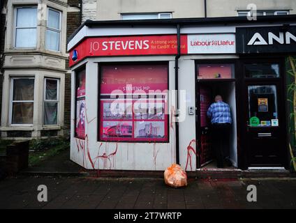 Das Wahlkreisbüro des Labour-Abgeordneten Jo Stevens in der Albany Road, Cardiff, das mit roter Farbe und Plakaten besprüht wurde, beschuldigte sie, "Blut an ihren Händen" zu haben, nachdem sie sich bei der Abstimmung über Gaza der Stimme enthalten hatte. Bilddatum: Freitag, 17. November 2023. Stockfoto