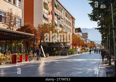 Berat Boulevard Republika Central City Street, Albanien. Stadtansicht von Berat, Leute gehen auf einer Straße. Reisefoto, Editorial-November 9,2023 Stockfoto