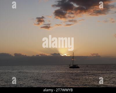 Eine Bootstour bei Sonnenuntergang über dem Indischen Ozean auf der Insel Réunion, Frankreich Stockfoto