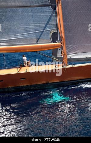 Helikopterfoto von 27 m Segelyacht Tiketitoo unter voller Segel, die ihren Zwiebelkiel unter Wasser zeigt. Stockfoto