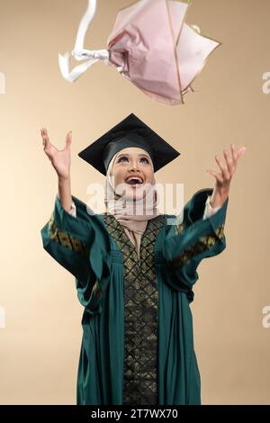 Weibliche muslimische Dame posiert in Abschlusskleidung Stockfoto