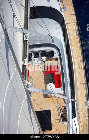 Luftbild der von Vitters gebauten, 53 m langen Segelyacht Nirvana Formentera mit allen Segeln auf dem Weg. Stockfoto