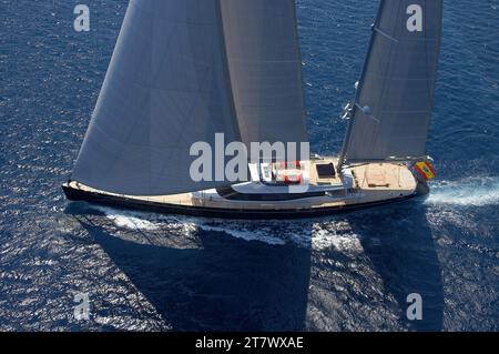 Luftbild der von Vitters gebauten, 53 m langen Segelyacht Nirvana Formentera mit allen Segeln auf dem Weg. Stockfoto