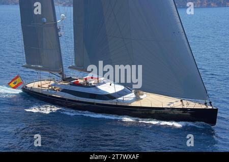 Luftbild der von Vitters gebauten, 53 m langen Segelyacht Nirvana Formentera mit allen Segeln auf dem Weg. Stockfoto