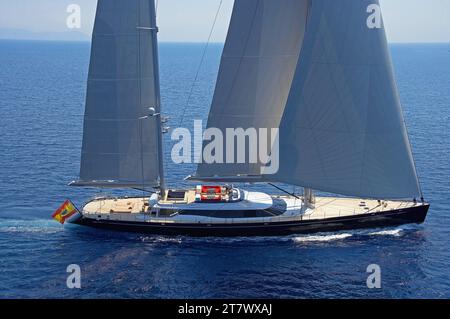 Luftbild der von Vitters gebauten, 53 m langen Segelyacht Nirvana Formentera mit allen Segeln auf dem Weg. Stockfoto