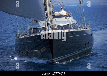 Luftbild der von Vitters gebauten, 53 m langen Segelyacht Nirvana Formentera mit allen Segeln auf dem Weg. Stockfoto