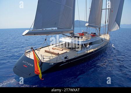 Luftbild der von Vitters gebauten, 53 m langen Segelyacht Nirvana Formentera mit allen Segeln auf dem Weg. Stockfoto