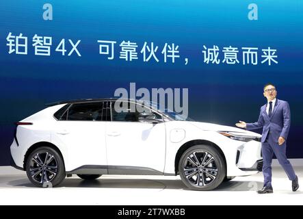 Guangzhou. November 2023. Dieses Foto, das am 17. November 2023 aufgenommen wurde, zeigt ein bZ4X Auto, das am Stand von GAC Toyota auf der 21. Guangzhou International Automobile Exhibition in Guangzhou, der südchinesischen Provinz Guangdong, ausgestellt wurde. Am Freitag wurde hier die 21. Internationale Automobilausstellung in Guangzhou eröffnet, in der 1.132 Fahrzeuge ausgestellt wurden. Quelle: Deng Hua/Xinhua/Alamy Live News Stockfoto