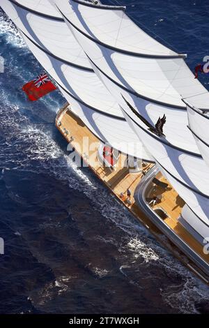 Hubschrauberfoto von 88 m Supersegelyacht Maltese Falcon unter voller Segel mit den Teakdecks. Stockfoto