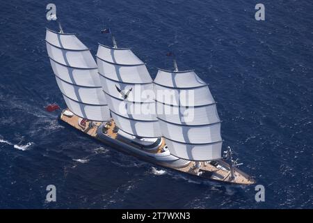 Hubschrauberfoto von 88 m Supersegelyacht Maltese Falcon unter voller Segel mit den Teakdecks. Stockfoto