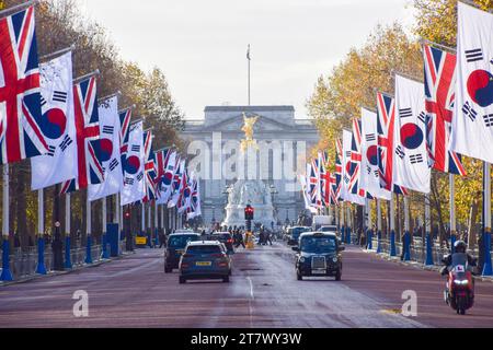 London, England, Großbritannien. November 2023. Flaggen der Republik Korea und Union Jacks säumen die Mall vor dem Staatsbesuch von Präsident Yoon Suk Yeol in Großbritannien. Der Präsident und seine Frau Kim Keon Hee werden vom 21. Bis 23. November 2023 zu Gast von König Karl III. Sein. (Kreditbild: © Vuk Valcic/ZUMA Press Wire) NUR REDAKTIONELLE VERWENDUNG! Nicht für kommerzielle ZWECKE! Stockfoto