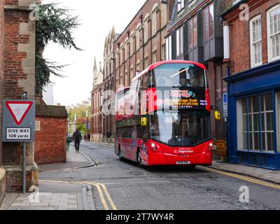 Volvo Sightseeing Bus mit offenem Oberdeck auf der schmalen Straße der Silver Street, Cambridge, England, Großbritannien Stockfoto