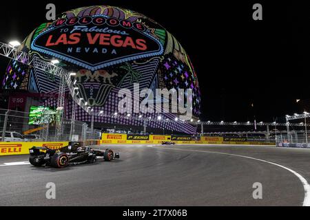 Las Vegas, USA. November 2023. Ein Alfa Romeo-Rennwagen fährt am 17. November 2023 beim zweiten Training des Formel-1-Grand-Prix in Las Vegas, NV, an der berühmten Las Vegas Sphere vorbei (Foto: Travis Ball/SIPA USA) Stockfoto