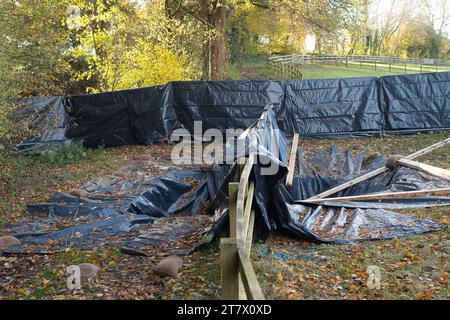 Hyde Heath, Großbritannien. November 2023. Ein riesiges HS2-Sinkloch ist im Boden auf Ackerland und unter einem öffentlichen Fußweg/Brückenweg in Hyde Heath, Buckinghamshire, erschienen. Das Sinkloch befindet sich darüber, wo HS2 für die Hochgeschwindigkeitsbahn 2 vorantreibt. Das Sinkloch ist jetzt mit schwarzem Kunststoff bedeckt und wird von HS2 überwacht. Glücklicherweise wurde niemand verletzt, als es passierte. In Shardeloes in der Nähe von Amersham tauchte Anfang dieses Jahres ein weiteres Sinkloch auf, das nun von HS2 gefüllt wurde. Quelle: Buckctrypics/Alamy Live News Stockfoto