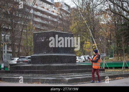 Kiew, Ukraine. November 2023. Eine Frau fotografiert einen leeren Sockel im Park, wo sich einst ein Denkmal für den russischen Dichter Alexander Puschkin befand, das kürzlich von Kiewer Stadtdiensten abgebaut wurde. Nach der russischen Invasion verfolgt die Ukraine aktiv die Entrussifizierung, indem sie die Namen, Persönlichkeiten, Symbole und Ideologie Russlands in allen Lebensbereichen aufgibt. Quelle: SOPA Images Limited/Alamy Live News Stockfoto