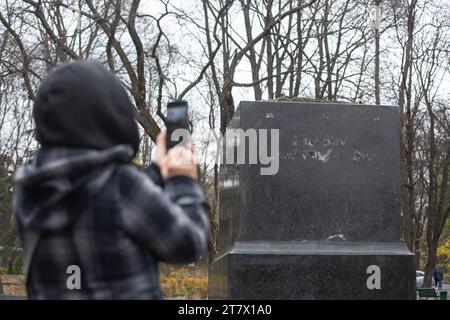 Kiew, Ukraine. November 2023. Eine Frau fotografiert ein leeres Podest im Park, wo sich einst ein Denkmal für den russischen Dichter Alexander Puschkin befand, das kürzlich von Kiewer Stadtverwaltung demontiert wurde. Nach der russischen Invasion verfolgt die Ukraine aktiv die Entrussifizierung, indem sie die Namen, Persönlichkeiten, Symbole und Ideologie Russlands in allen Lebensbereichen aufgibt. Quelle: SOPA Images Limited/Alamy Live News Stockfoto