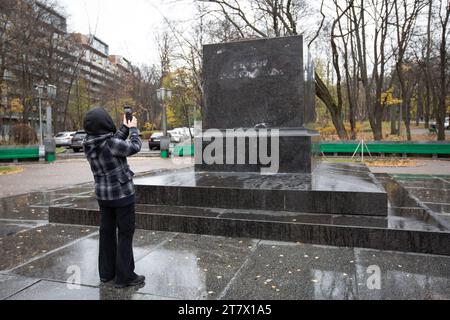 Kiew, Ukraine. November 2023. Eine Frau fotografiert ein leeres Podest im Park, wo sich einst ein Denkmal für den russischen Dichter Alexander Puschkin befand, das kürzlich von Kiewer Stadtverwaltung demontiert wurde. Nach der russischen Invasion verfolgt die Ukraine aktiv die Entrussifizierung, indem sie die Namen, Persönlichkeiten, Symbole und Ideologie Russlands in allen Lebensbereichen aufgibt. Quelle: SOPA Images Limited/Alamy Live News Stockfoto