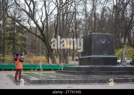 Kiew, Ukraine. November 2023. Eine Frau fotografiert einen leeren Sockel im Park, wo sich einst ein Denkmal für den russischen Dichter Alexander Puschkin befand, das kürzlich von Kiewer Stadtdiensten abgebaut wurde. Nach der russischen Invasion verfolgt die Ukraine aktiv die Entrussifizierung, indem sie die Namen, Persönlichkeiten, Symbole und Ideologie Russlands in allen Lebensbereichen aufgibt. Quelle: SOPA Images Limited/Alamy Live News Stockfoto