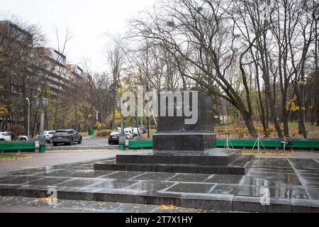 Kiew, Ukraine. November 2023. Ein leerer Sockel ist im Park zu sehen, wo sich einst ein Denkmal für den russischen Dichter Alexander Puschkin befand, das kürzlich von Kiewer Stadtdiensten abgebaut wurde. Nach der russischen Invasion verfolgt die Ukraine aktiv die Entrussifizierung, indem sie die Namen, Persönlichkeiten, Symbole und Ideologie Russlands in allen Lebensbereichen aufgibt. Quelle: SOPA Images Limited/Alamy Live News Stockfoto