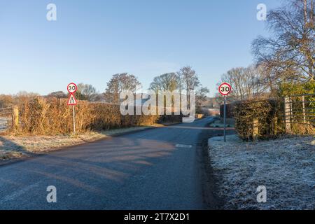 30 km/h Geschwindigkeitsbegrenzung auf der Half Yard Lane am Rande des Dorfes Wrington im Winter, North Somerset, England. Stockfoto