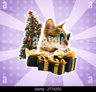 Kreative Collage. Katze in Sonnenbrille und Geschenkboxen in der Nähe des Weihnachtsbaums vor farbigem Hintergrund Stockfoto