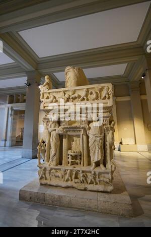 Istanbul, Türkiye. Archäologisches Museum Istanbul. Sidamara-Sarkophag in den Archäologischen Museen von Istanbul Stockfoto