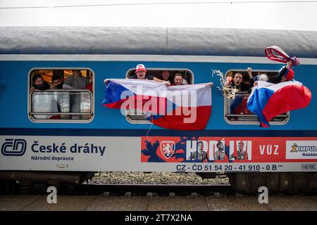 Ostrava, Tschechische Republik. November 2023. Tschechische Fußballfans fahren am 17. November 2023 in einem außergewöhnlichen Zug nach Warschau, um das Qualifikationsspiel gegen Polen, Ostrava, Tschechien, zu absolvieren. Quelle: Vladimir Prycek/CTK Photo/Alamy Live News Stockfoto