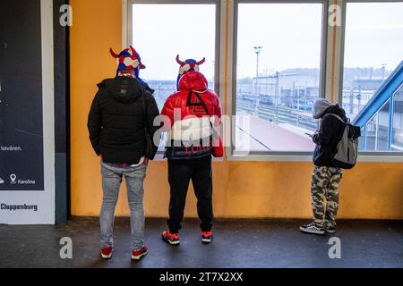 Ostrava, Tschechische Republik. November 2023. Tschechische Fußballfans fahren am 17. November 2023 in einem außergewöhnlichen Zug nach Warschau, um das Qualifikationsspiel gegen Polen, Ostrava, Tschechien, zu absolvieren. Quelle: Vladimir Prycek/CTK Photo/Alamy Live News Stockfoto