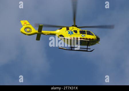 Airbus Helicopters H135 Registrierung medizinischer Hubschrauber EC-MMQ auf dem Endanflug zur Landung auf dem Ceuta Hafenlandeplatz, Spanien, April 2023. Stockfoto