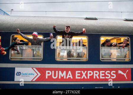 Ostrava, Tschechische Republik. November 2023. Tschechische Fußballfans fahren am 17. November 2023 in einem außergewöhnlichen Zug nach Warschau, um das Qualifikationsspiel gegen Polen, Ostrava, Tschechien, zu absolvieren. Quelle: Vladimir Prycek/CTK Photo/Alamy Live News Stockfoto