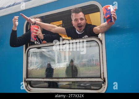 Ostrava, Tschechische Republik. November 2023. Tschechische Fußballfans fahren am 17. November 2023 in einem außergewöhnlichen Zug nach Warschau, um das Qualifikationsspiel gegen Polen, Ostrava, Tschechien, zu absolvieren. Quelle: Vladimir Prycek/CTK Photo/Alamy Live News Stockfoto