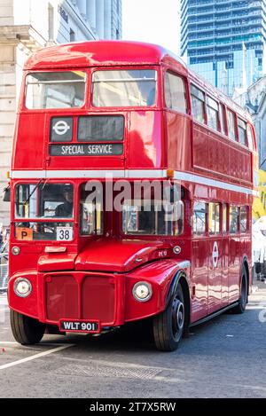 Moderne Lackierer Unternehmen roten Routemaster Bus bei der Lord Mayor's Show Prozession 2023 in Geflügel, in der City of London, Großbritannien Stockfoto