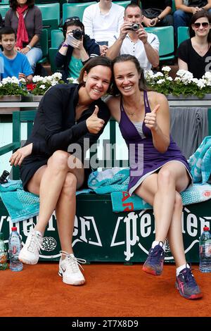 TENNIS - GRAND SLAM - ROLAND GARROS 2012 - PARIS (FRA) - TAG 14 - FINALE FRAUEN - 09/06/2012 - FOTO LOIC BARATOUX / DPPI - TROPHEE DES LEGENDEN ( LEGENDS TROPHY ) LINDSAY DAVENPORT (USA) UND MARTINA HINGIS (SUI) / GEWINNER Stockfoto