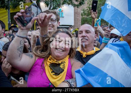 Cordoba, Argentinien. November 2023. Anhänger des rechtskonservativen Präsidentschaftskandidaten Milei jubeln während seiner letzten Wahlkundgebung. Milei verspricht, die argentinische Zentralbank abzuschaffen und den US-Dollar als Währung einzuführen. Quelle: Sebastian Salguero/dpa/Alamy Live News Stockfoto