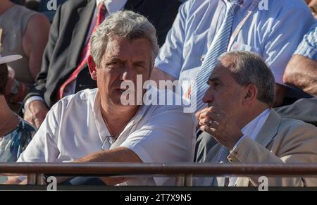 Frankreich Handball-Cheftrainer Claude Onesta mit FFT-Präsident Jean Gachassin während des Roland Garros 2015, des 12. Tages der französischen Tennis-Eröffnung am 4. Juni 2015 im Roland Garros-Stadion in Paris. Foto Loic Baratoux / DPPI Stockfoto