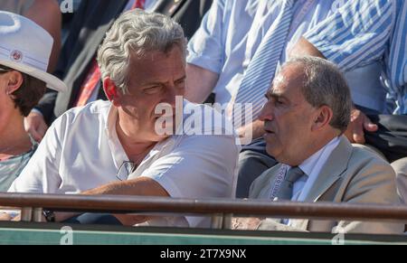 Frankreich Handball-Cheftrainer Claude Onesta mit FFT-Präsident Jean Gachassin während des Roland Garros 2015, des 12. Tages der französischen Tennis-Eröffnung am 4. Juni 2015 im Roland Garros-Stadion in Paris. Foto Loic Baratoux / DPPI Stockfoto