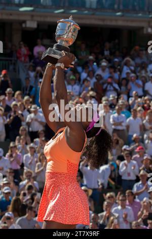 Serena Williams (USA) erhält ihre Trophäe, nachdem sie am 6. Juni 2015 die French Tennis Open im Roland Garros-Stadion in Paris gewonnen hatte – Photo Loic Baratoux / DPPI Stockfoto