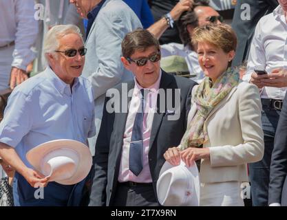 Der französische Arbeitsminister Francois Rebsamen (L) und der französische Sportminister Patrick Kanner (C) während der French Tennis Open im Roland Garros Stadion in Paris, Frankreich, Finale Männer, am 7. Juni 2015. Foto Loic Baratoux / DPPI Stockfoto