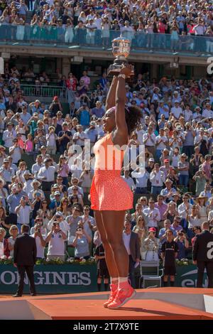 Serena Williams (USA) erhält ihre Trophäe, nachdem sie am 6. Juni 2015 die French Tennis Open im Roland Garros-Stadion in Paris gewonnen hatte – Photo Loic Baratoux / DPPI Stockfoto