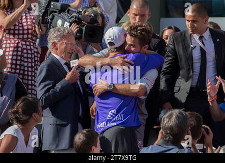 Der französische Journalist Nelson Monfort mit dem Schweizer Sieger Stanislas Wawrinka und seinem Trainer Magnus Norman während der French Tennis Open im Roland Garros Stadion in Paris, Frankreich, Finale Männer, am 7. Juni 2015. Foto Loic Baratoux / DPPI Stockfoto