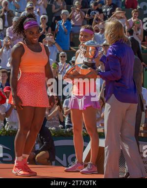 Serena Williams (USA) erhält ihre Trophäe von Martina Navratilova, nachdem sie am 6. Juni 2015 die French Tennis Open im Roland Garros Stadion in Paris gewonnen hatte Stockfoto