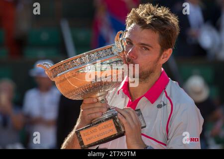 Der Schweizer Stanislas Wawrinka feiert mit der Trophäe nach seinem Sieg über den serbischen Novak Djokovic bei den French Tennis Open am 7. Juni 2015 im Roland Garros Stadion in Paris. Foto Loic Baratoux / DPPI Stockfoto