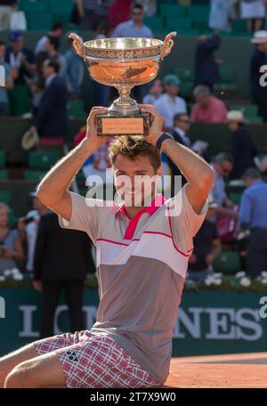 Der Schweizer Stanislas Wawrinka feiert mit der Trophäe nach seinem Sieg über den serbischen Novak Djokovic bei den French Tennis Open am 7. Juni 2015 im Roland Garros Stadion in Paris. Foto Loic Baratoux / DPPI Stockfoto