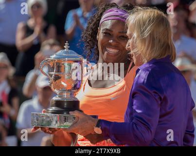 Serena Williams (USA) erhält ihre Trophäe von Martina Navratilova, nachdem sie am 6. Juni 2015 die French Tennis Open im Roland Garros Stadion in Paris gewonnen hatte Stockfoto