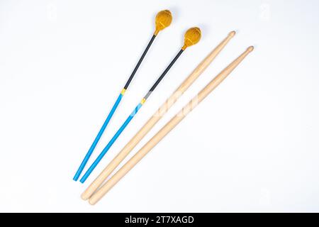 Xylophon und Schlagzeug hängen auf weißem Hintergrund Draufsicht Stockfoto