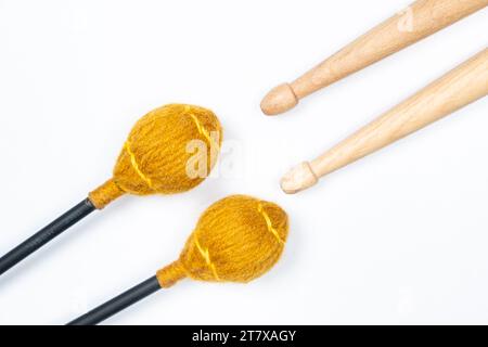 Xylophon und Schlagzeug hängen auf weißem Hintergrund Draufsicht Stockfoto
