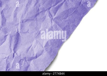 Recyceltes zerknittertes lila Papier mit diagonaler abgerissener Kante, isoliert auf weißem Hintergrund. Faltige und gefaltete abstrakte Hintergründe, Tapete mit Stockfoto