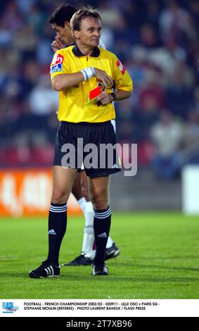 FUSSBALL - FRANZÖSISCHE MEISTERSCHAFT 2002/03 - 020911 - LILLE OSC / PARIS SG - STEPHANE MOULIN (SCHIEDSRICHTER) - FOTO LAURENT BAHEUX / FLASH PRESS Stockfoto