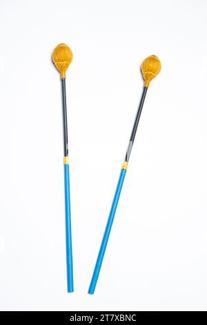 Handgefertigte Xylophon-Sticks auf weißem Hintergrund isolieren die Draufsicht. Stockfoto